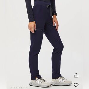 Women’s Figs Yola Skinny Scrub Pants High Waisted 2.0 in Navy. Medium/Tall